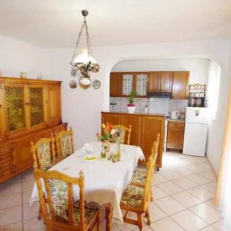 Geraeumige Mit Schoener Terrasse Und Garten In Einem Vorort Von Apartment
