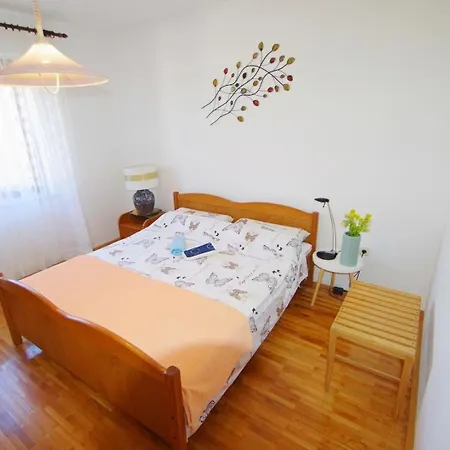 Apartment Geraeumige Mit Schoener Terrasse Und Garten In Einem Vorort Von