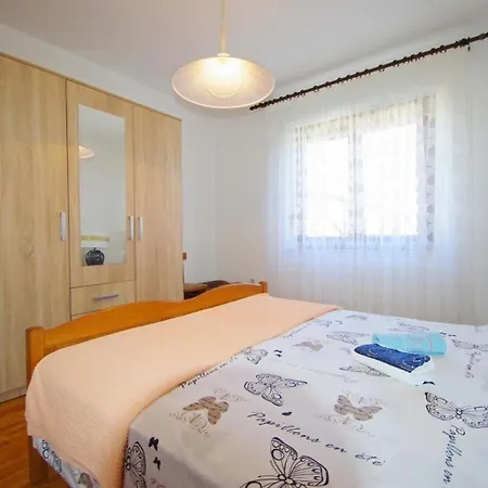 Apartment Geraeumige Mit Schoener Terrasse Und Garten In Einem Vorort Von