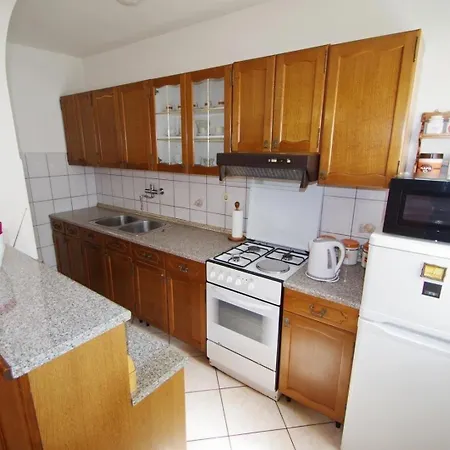 Apartment Geraeumige Mit Schoener Terrasse Und Garten In Einem Vorort Von *