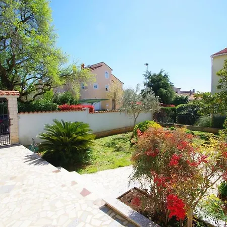 Geraeumige Mit Schoener Terrasse Und Garten In Einem Vorort Von Apartment
