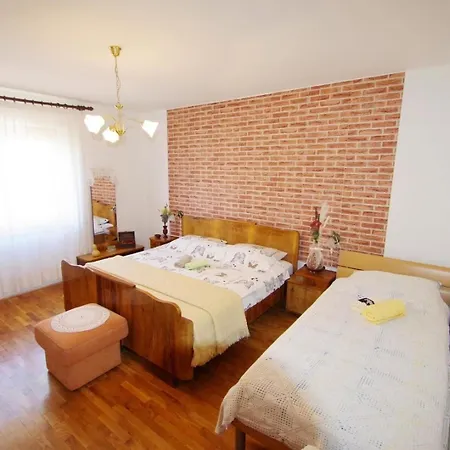 Apartment Geraeumige Mit Schoener Terrasse Und Garten In Einem Vorort Von