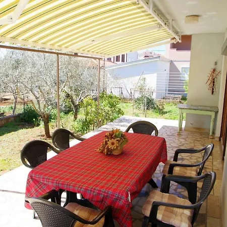 Apartment Geraeumige Mit Schoener Terrasse Und Garten In Einem Vorort Von Pula