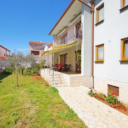 Geraeumige Mit Schoener Terrasse Und Garten In Einem Vorort Von Apartment Pula