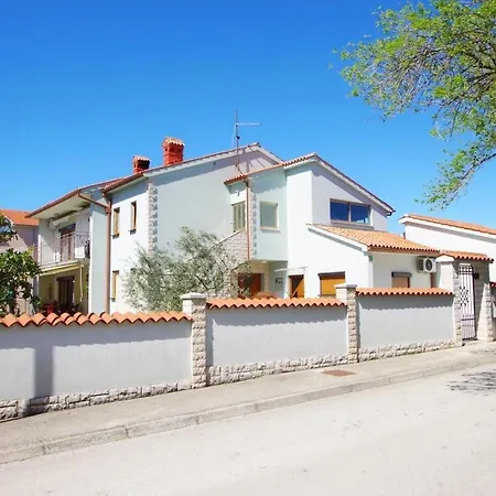 Geraeumige Mit Schoener Terrasse Und Garten In Einem Vorort Von Apartment *