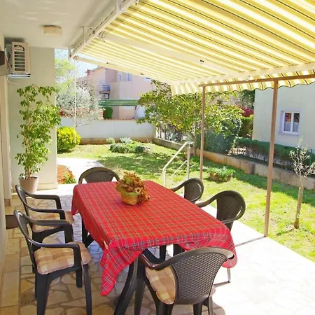 Geraeumige Mit Schoener Terrasse Und Garten In Einem Vorort Von Apartment