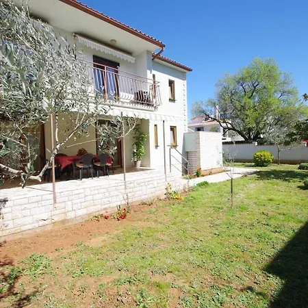 Geraeumige Mit Schoener Terrasse Und Garten In Einem Vorort Von Pula